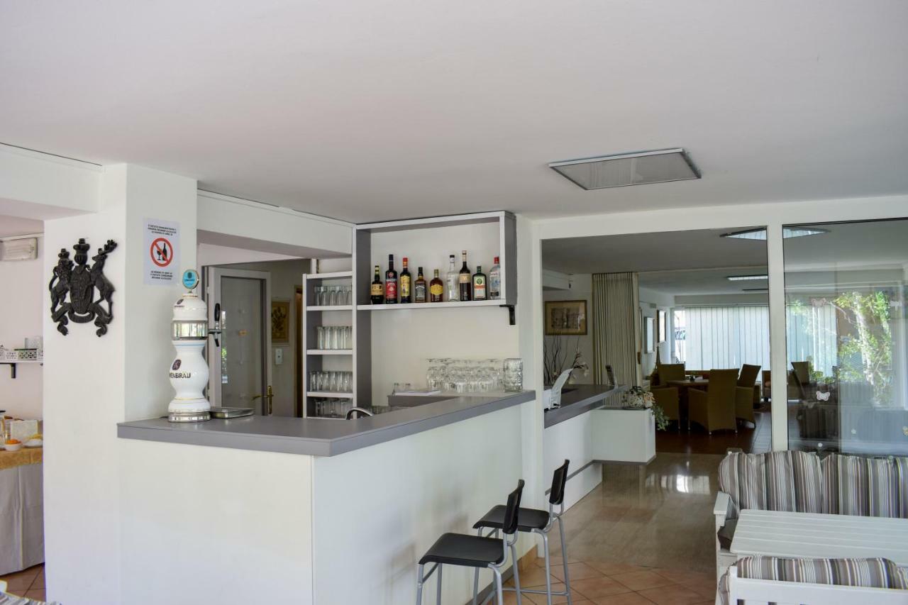 Hotel Ville De Paris Riccione Kültér fotó